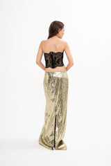 The designer skirt styled in a full-length shot, showcasing the structured fit and the elegant $55\text{cm}$ slit.